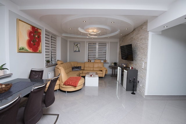 Ferienwohnung Premium Family 90: Wohn- und Esszimmer mit offener Küche