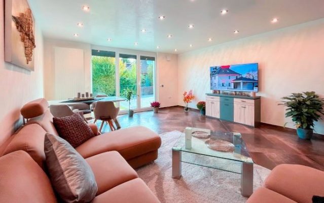 Ferienwohnung Premium Family 100: Wohn- und Esszimmer