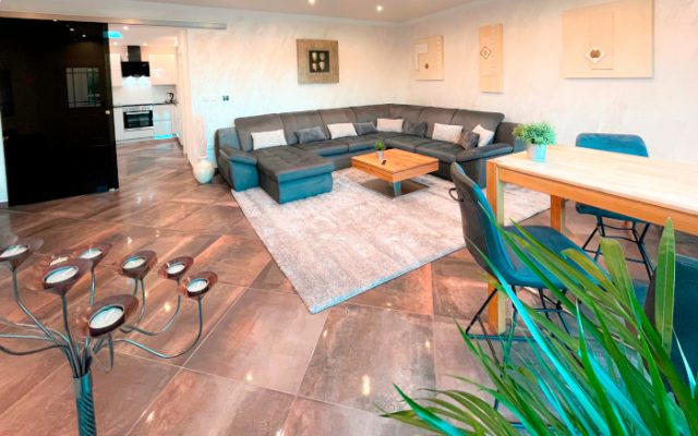 Ferienwohnung Premium Couple 80: Wohn- und Esszimmer mit Blick in die Küche